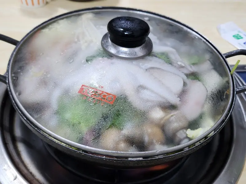 해산물이 가득 담긴 해물탕 냄비