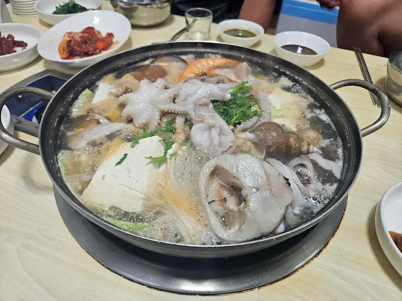 해물탕이 끓고 있는 모습