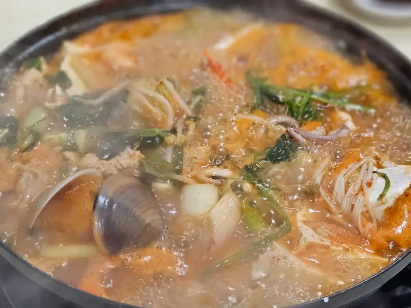 해산물과 채소가 어우러진 해물탕