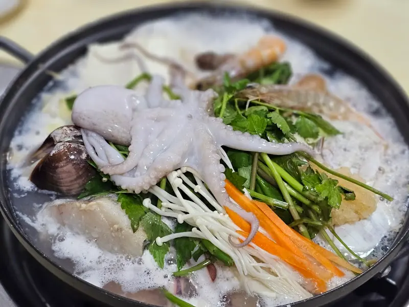 다양한 해산물이 들어간 해물탕