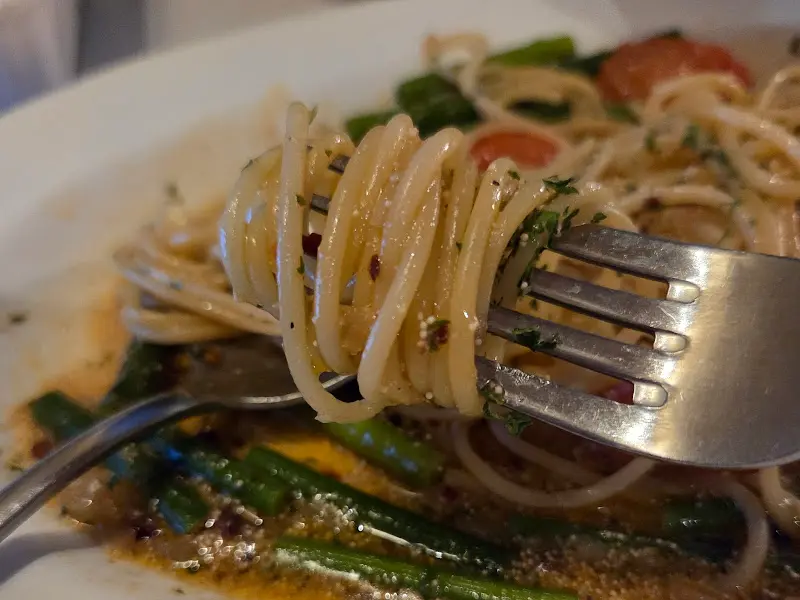 포크에 돌돌 말린 쉬림프 바질 오일 파스타