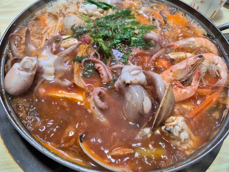 해산물이 듬뿍 들어간 해물탕