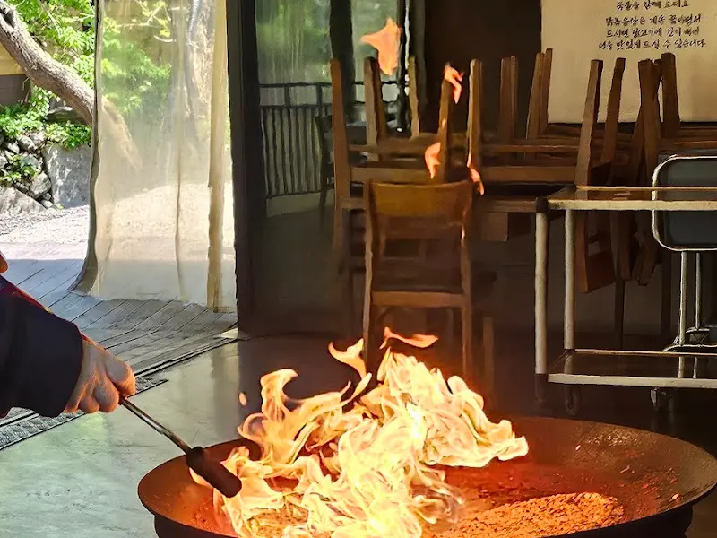 토치로 볶음밥을 굽는 모습