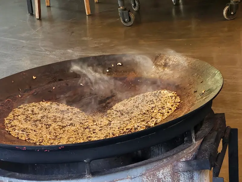 솥뚜껑에 누룽지가 눌어붙은 볶음밥