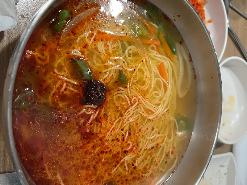 매콤한 향이 코를 찌르는 온면