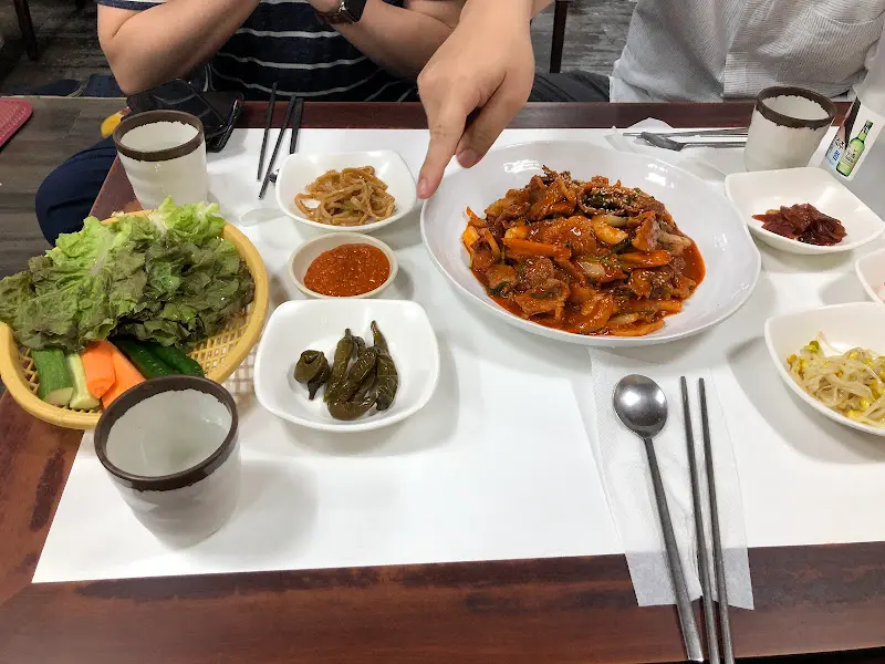 홍어 삼합을 즐기는 사람들