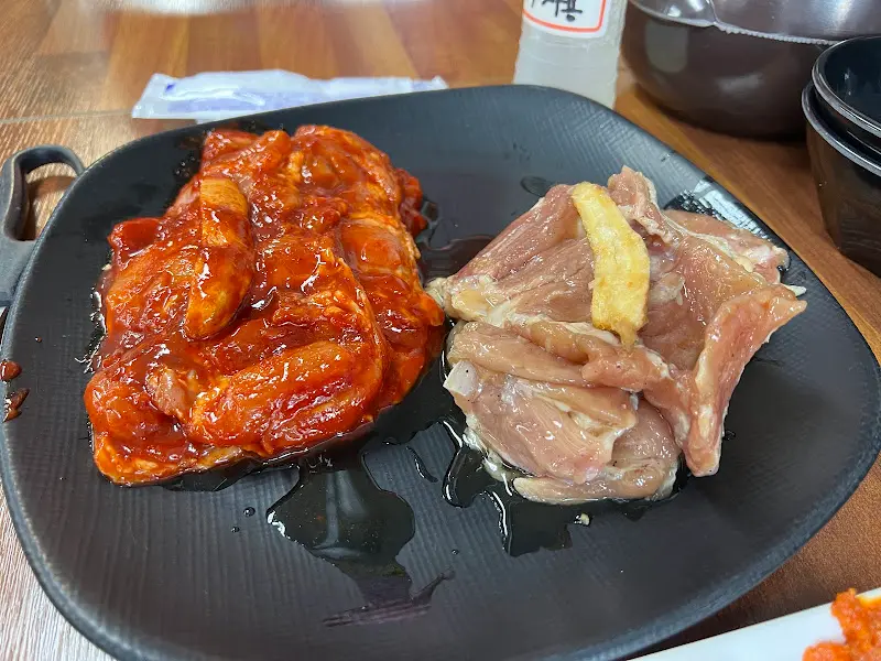 양념 닭갈비와 소금 닭갈비