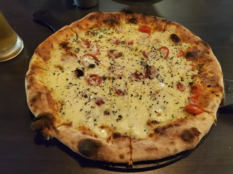 윤기가 흐르는 고르곤졸라 피자의 모습