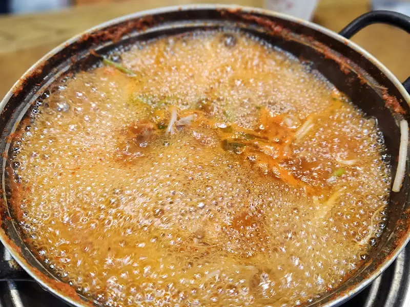 보글보글 끓고 있는 매운 복국
