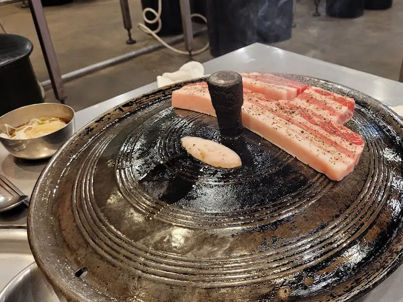 솥뚜껑 위에 올려진 삼겹살