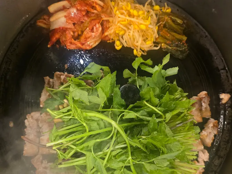 김치, 콩나물, 미나리와 함께 구워진 삼겹살