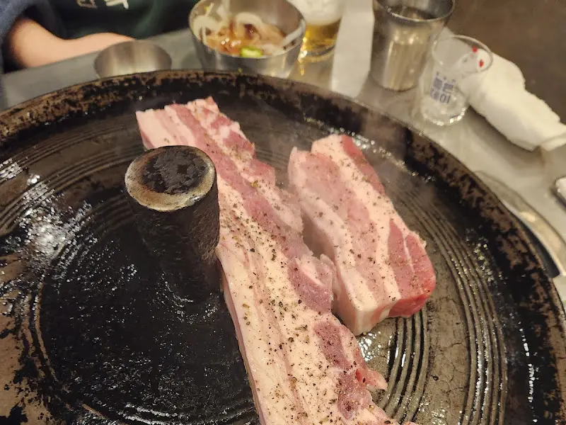 솥뚜껑에 구워진 삼겹살