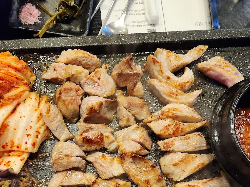 잘 구워진 흑돼지와 김치, 멜젓의 조화