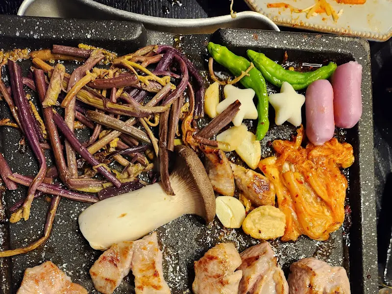 불판 위에 함께 구워 먹는 고사리