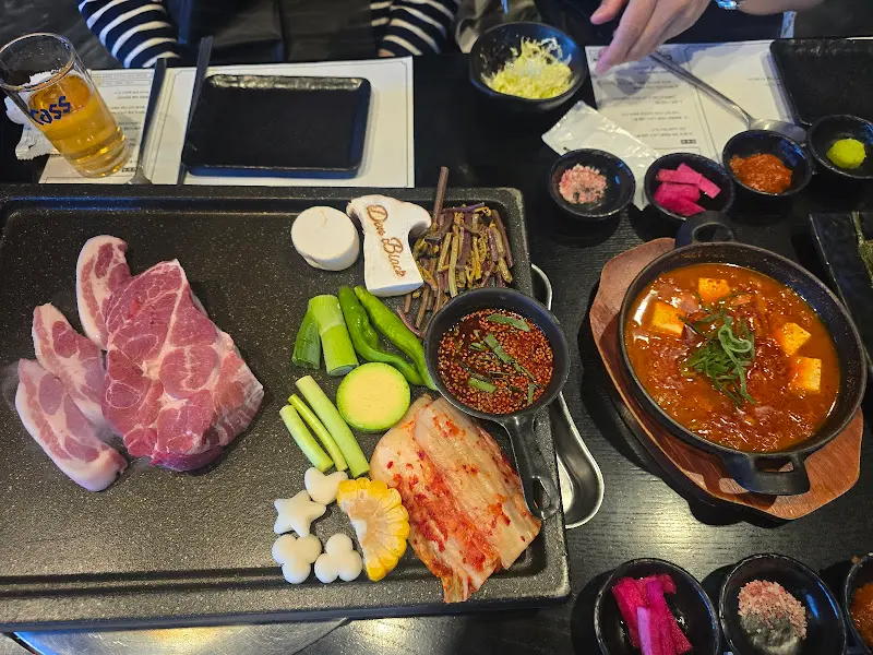 돈블랙의 기본 상차림