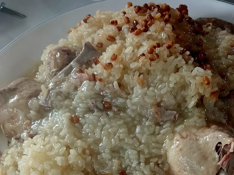 찹쌀 누룽지가 덮인 오리 백숙