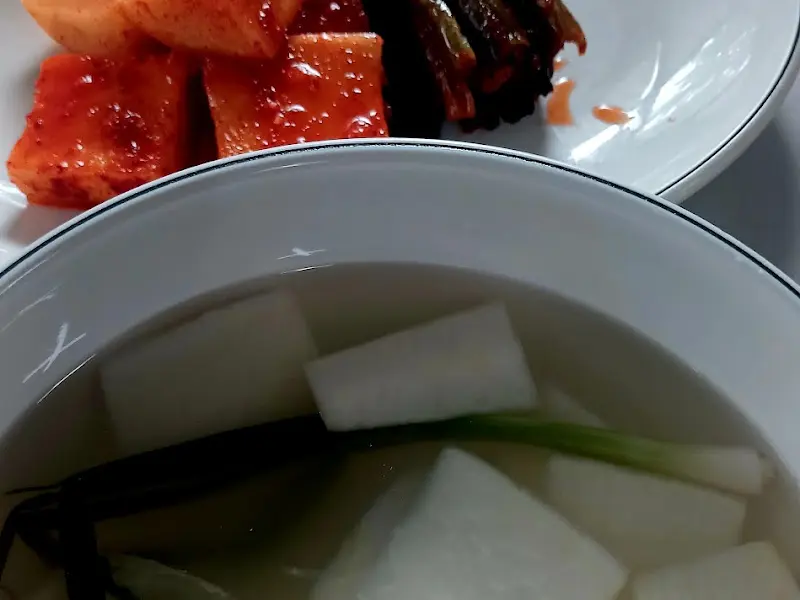 잘 익은 깍두기와 겉절이 김치