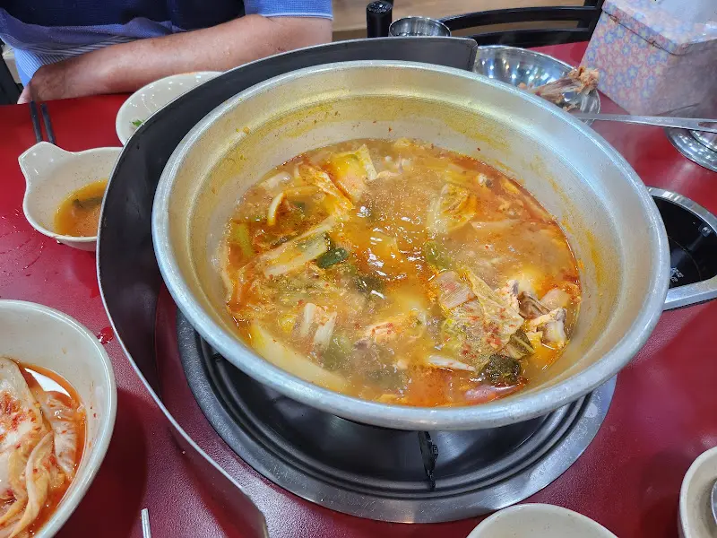 닭한마리에 김치를 넣고 끓인 모습