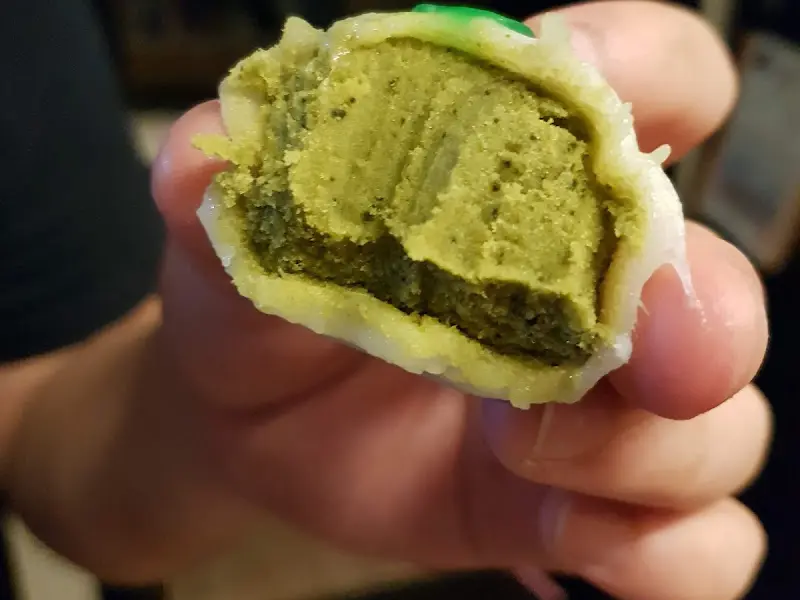 단면을 보여주는 화과자 사진, 앙금의 질감이 눈에 띈다