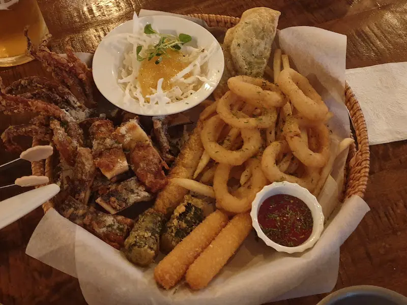 다양한 튀김 요리가 담긴 접시