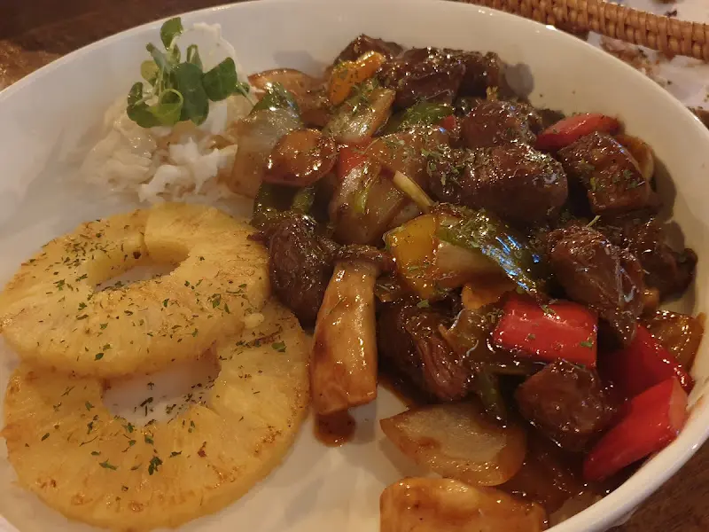 스테이크와 곁들여진 파인애플