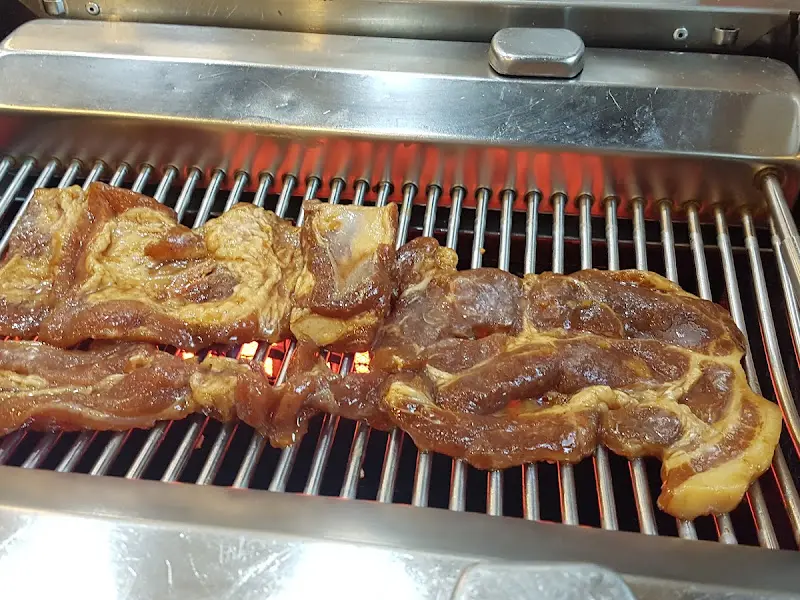 숯불 위에 익어가는 돼지갈비