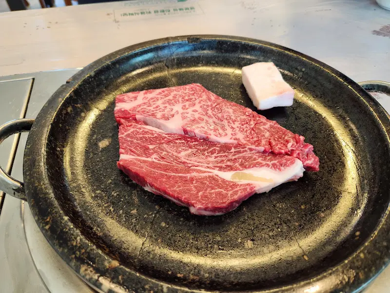 불판 위에 올려진 한우 등심