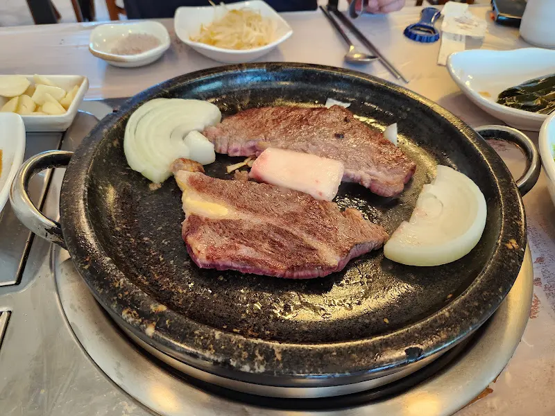 불판 위에서 익어가는 한우 등심