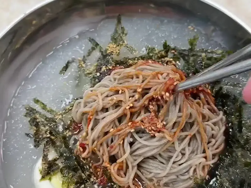 살얼음 동동 뜬 시원한 물막국수