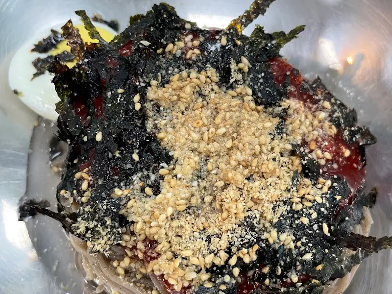 고소한 김 가루가 뿌려진 주먹밥