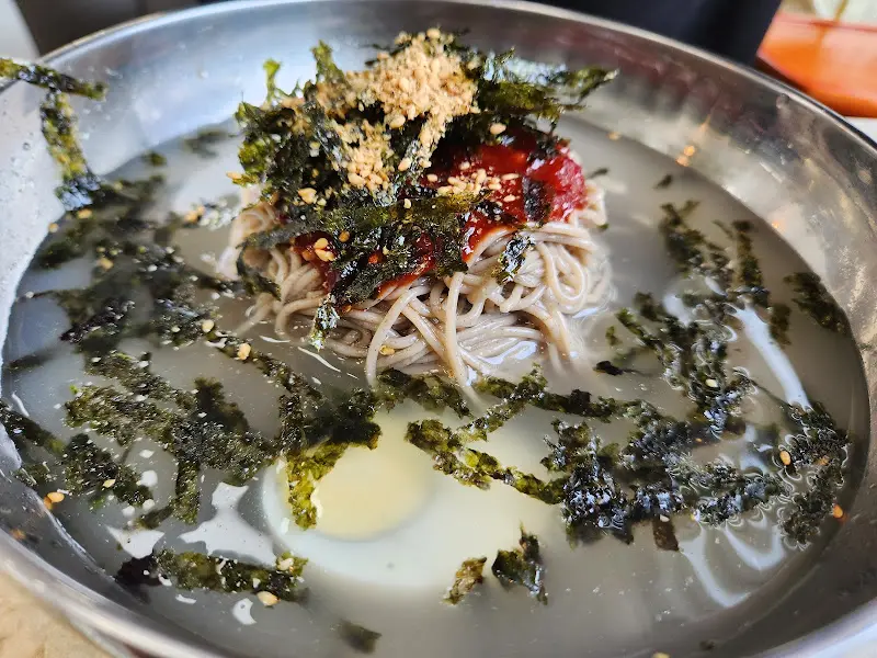 김 가루가 듬뿍 뿌려진 동치미 막국수