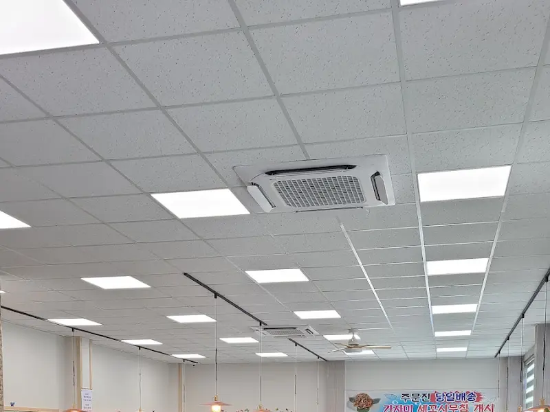 깔끔한 천장 조명