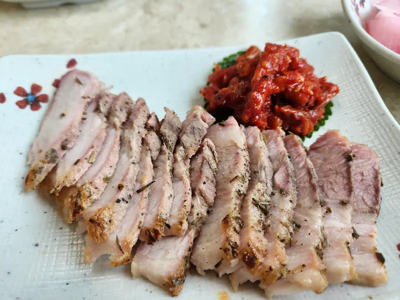 허브향이 가득한 훈제 돼지고기