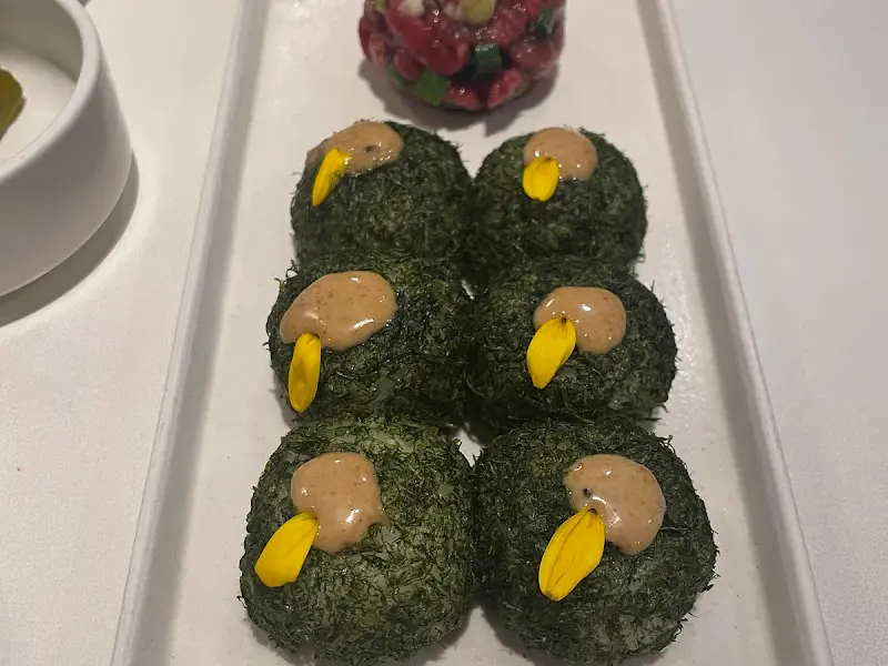 육회 감태 주먹밥과 육회