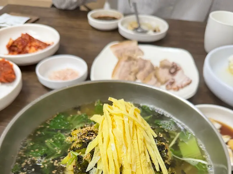 정갈하게 담겨 나온 칼국수