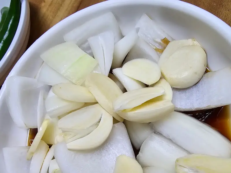 수육과 함께 곁들여 먹기 좋은 양파와 마늘