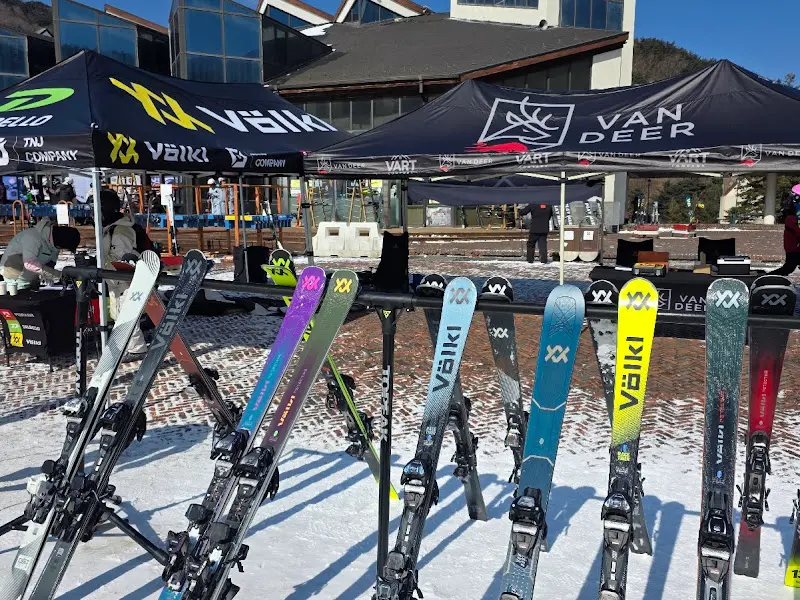스키 렌탈샵 앞에 놓인 다양한 색상의 스키 장비들