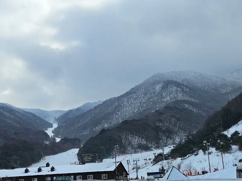 눈 덮인 산의 풍경