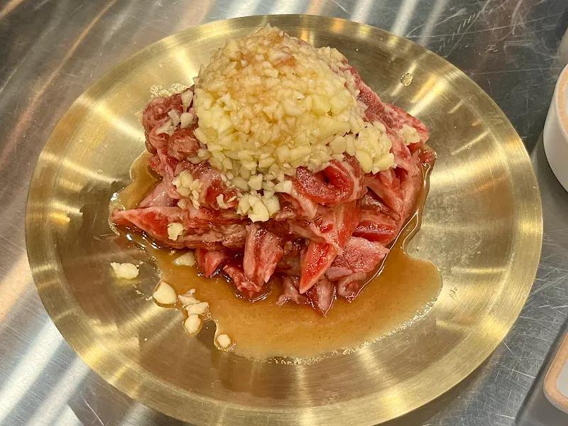 다진 마늘이 듬뿍 올라간 소 주물럭