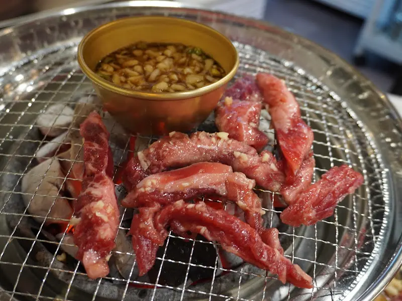 불판 위 소갈비살과 소스