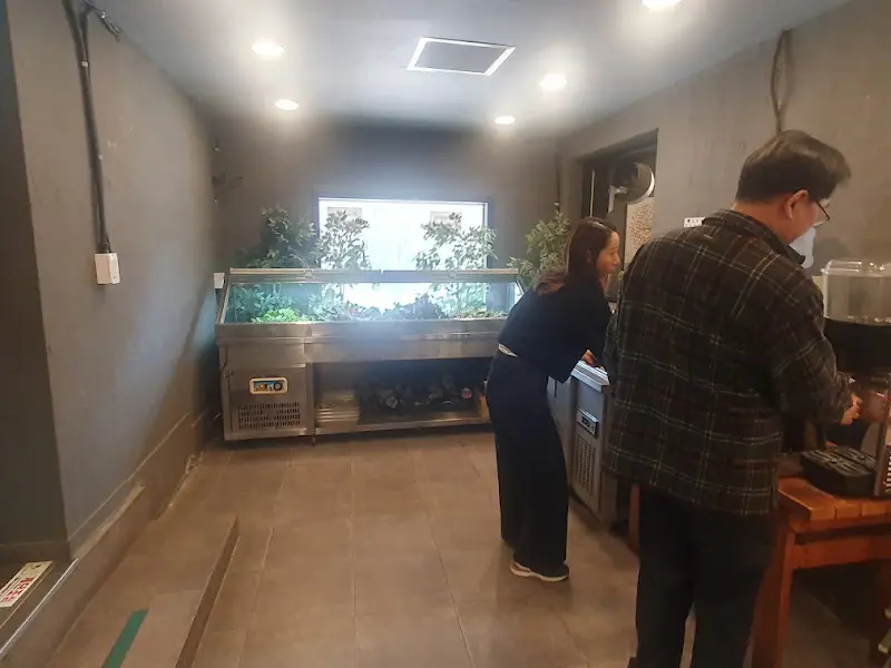 깔끔한 실내와 샐러드 바