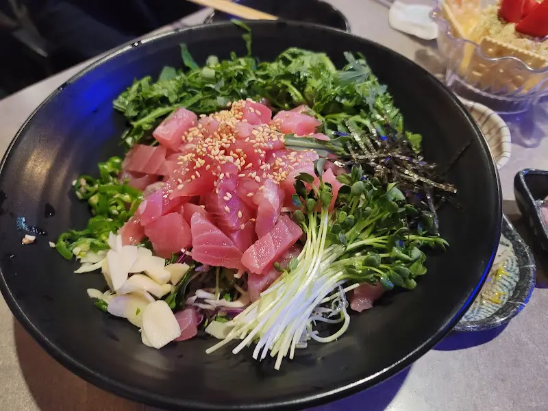 채소와 회가 듬뿍 들어간 참치회덮밥