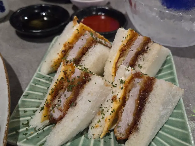 독특한 비주얼의 돈까스 샌드위치