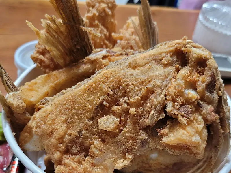 바삭한 튀김옷을 자랑하는 도미머리튀김