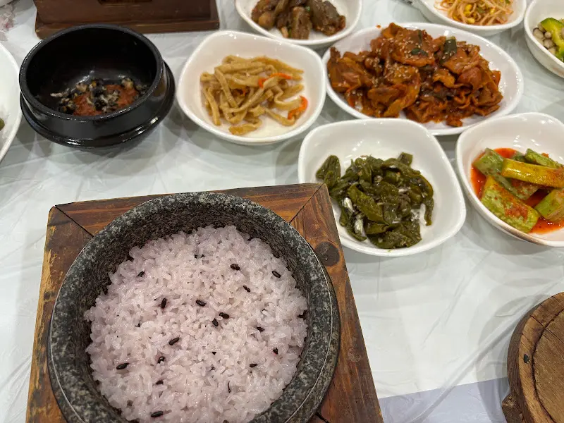 돌솥밥과 밑반찬