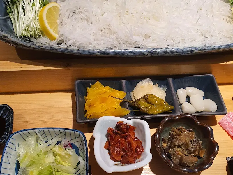 츠키지의 참치회와 곁들임 음식