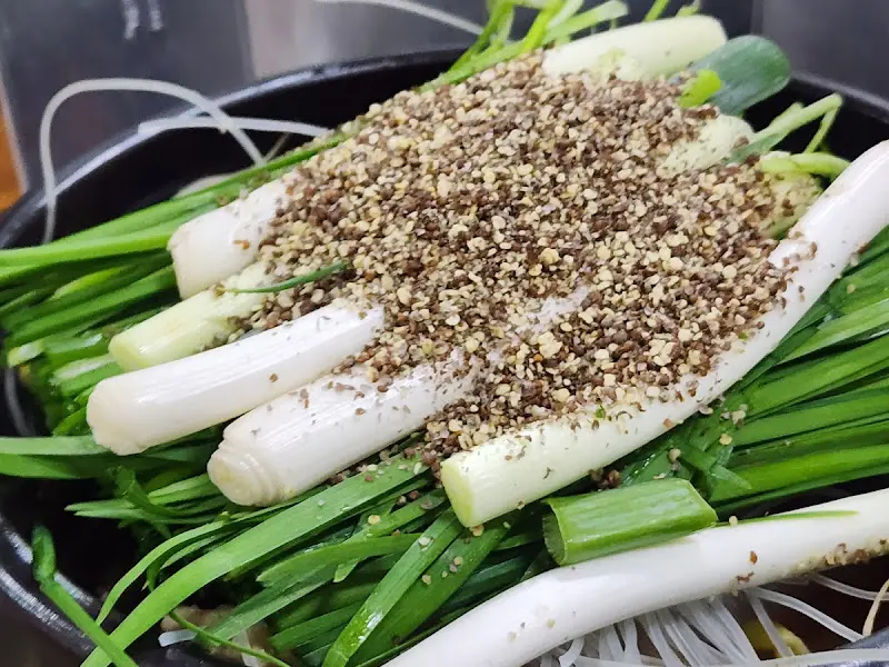 들깨가루가 듬뿍 뿌려진 감자탕 재료