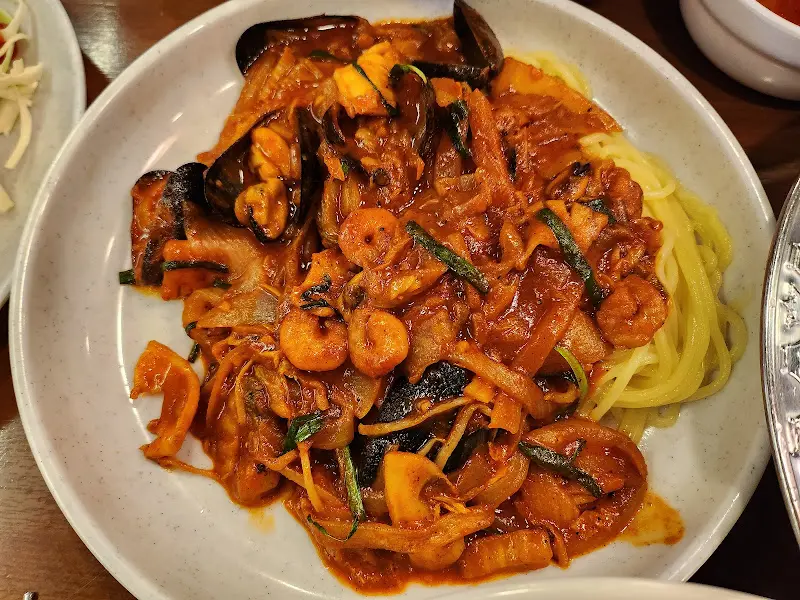 매콤한 양념이 돋보이는 중화비빔밥