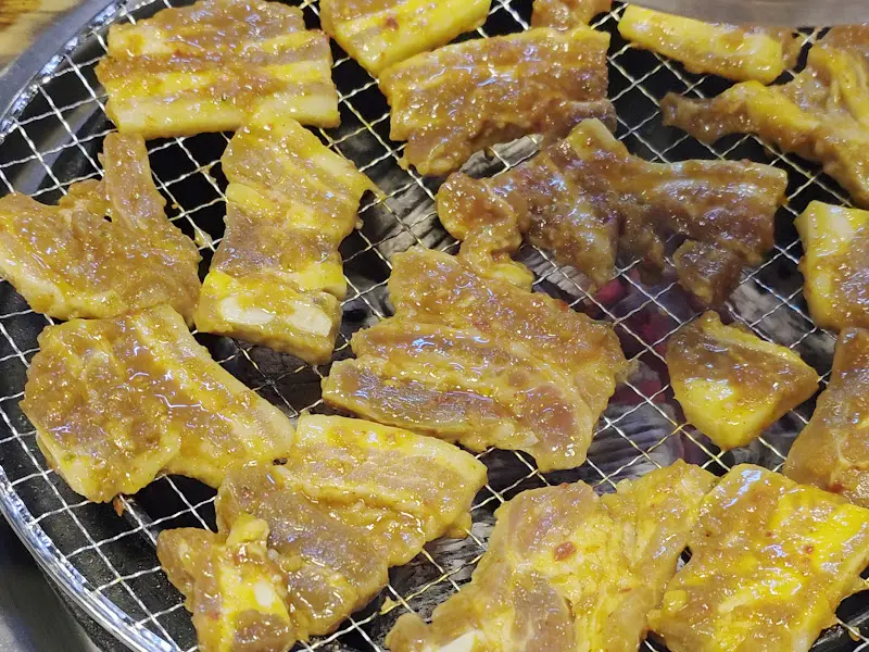 숯불 위에서 익어가는 고추장 삼겹살