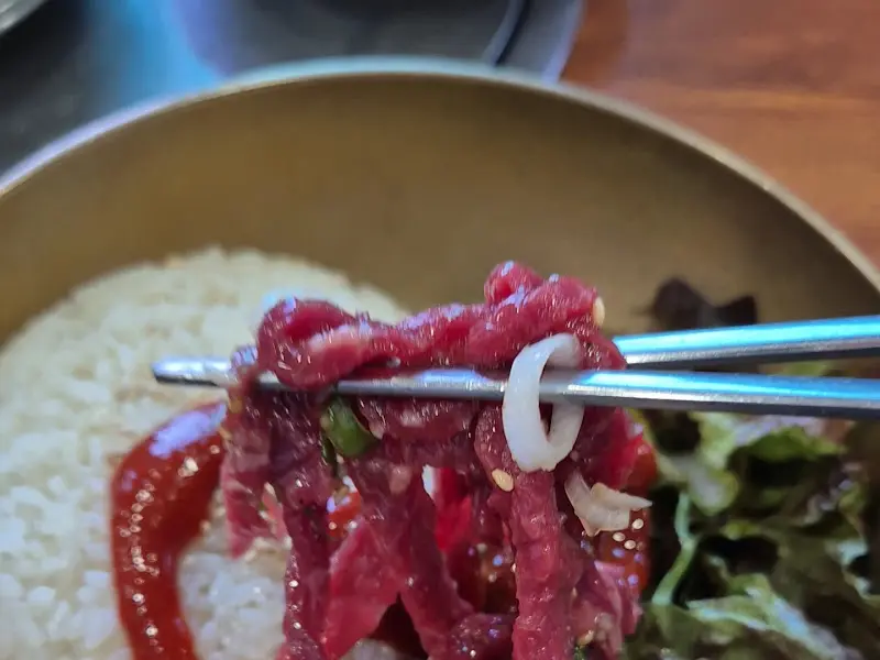 육회 비빔밥 한 젓가락